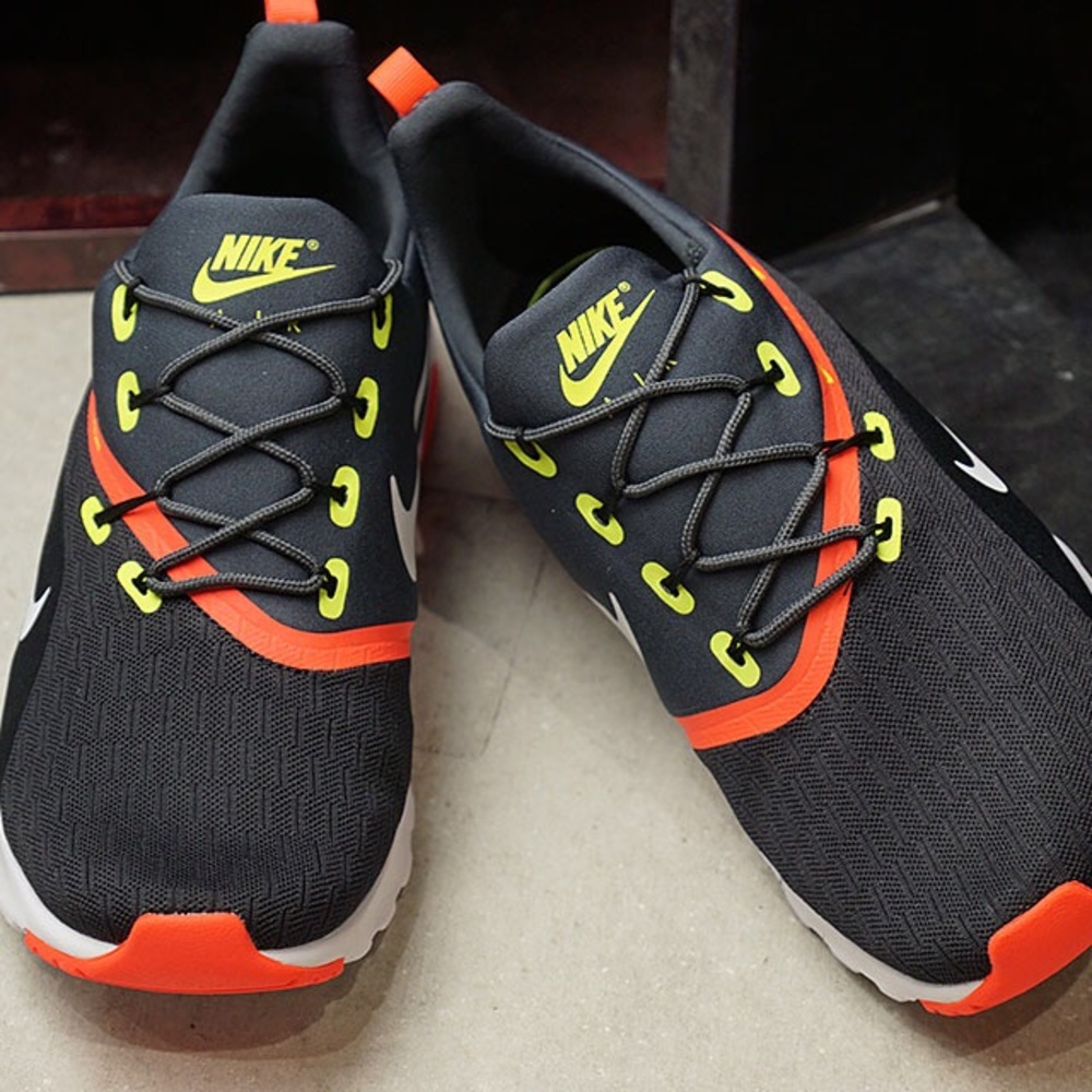 **sold**NIKE AIR MAX MOTION RACER 2